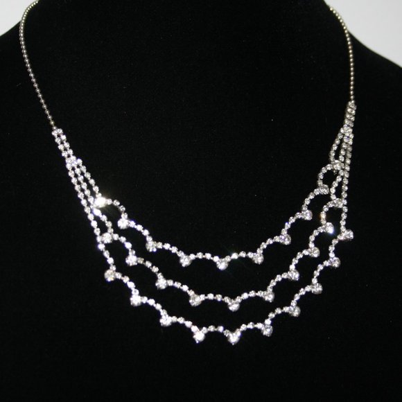 Vintage style silver and rhinestone necklace adjus